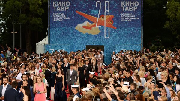 Посетители на торжественной церемонии открытия 28-го Открытого российского кинофестиваля Кинотавр в Сочи Посетители на торжественной церемонии открытия 28-го Открытого российского кинофестиваля Кинотавр в Сочи