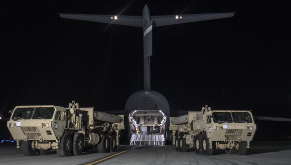 Разгрузка оборудования для развертывания системы ПВО THAAD на авиабазе в Южной Корее. Архивное фото Разгрузка оборудования для развертывания системы ПВО THAAD на авиабазе в Южной Корее. Архивное фото