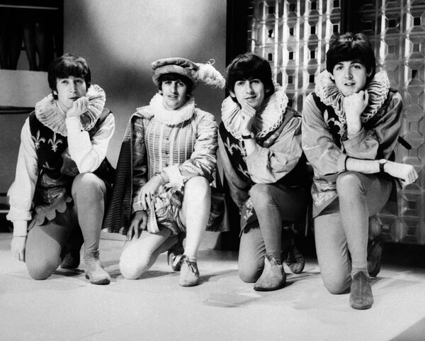 Британская группа The Beatles в Лондоне. 1964 год Британская группа The Beatles в Лондоне. 1964 год