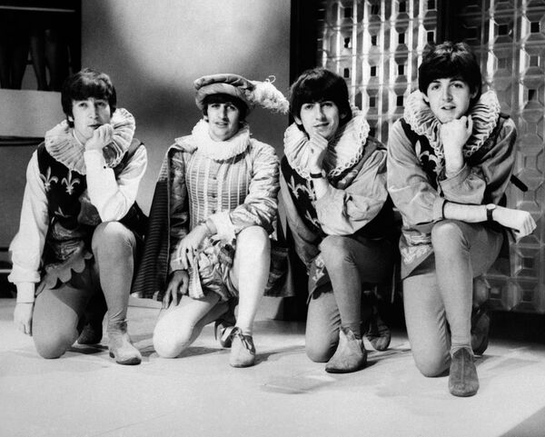 Британская группа The Beatles в Лондоне. 1964 год Британская группа The Beatles в Лондоне. 1964 год