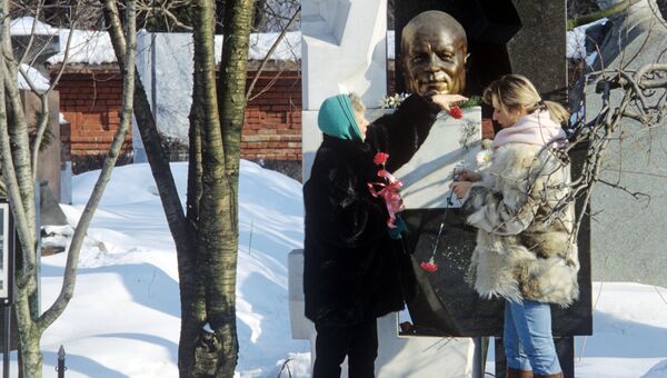 Юлия Хрущева на Новодевичьем кладбище Юлия Хрущева на Новодевичьем кладбище
