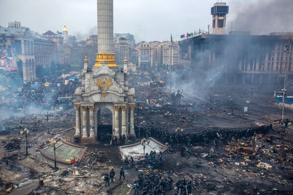 Сотрудники правоохранительных органов и сторонники оппозиции на площади Независимости в Киеве Сотрудники правоохранительных органов и сторонники оппозиции на площади Независимости в Киеве
