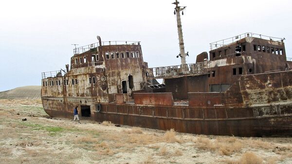 Корабль на высохшем дне Аральского моря, архивное фото Корабль на высохшем дне Аральского моря, архивное фото