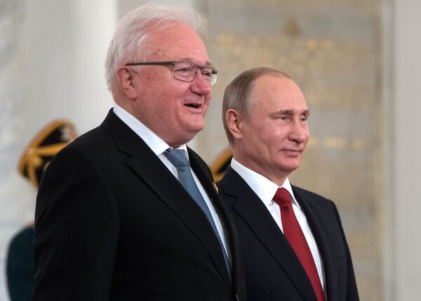 Вручение Государственных премий президентом РФ В. Путиным в День России Вручение Государственных премий президентом РФ В. Путиным в День России