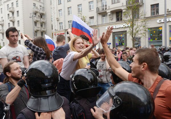 Горожане и полицейские на Тверской улице в Москве. 12 июня 2017 Горожане и полицейские на Тверской улице в Москве. 12 июня 2017