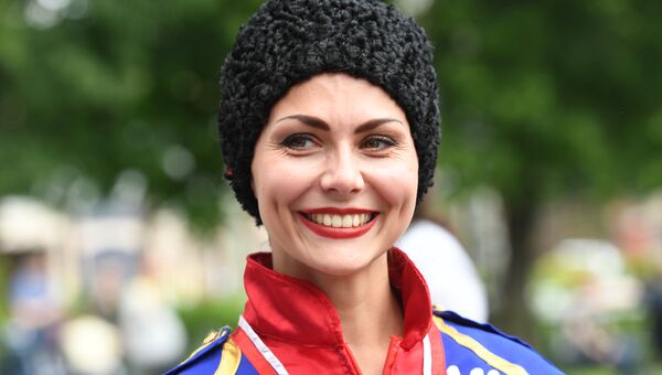 Участница праздника русского гостеприимства СамоварФест в саду Эрмитаж. 12 июня 2017 Участница праздника русского гостеприимства СамоварФест в саду Эрмитаж. 12 июня 2017