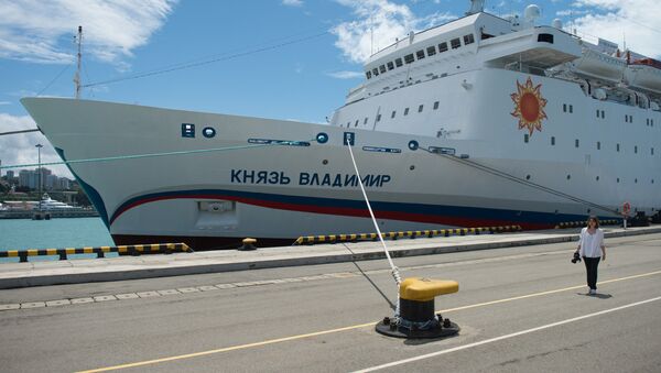 Круизный лайнер Князь Владимир в порту города Сочи Круизный лайнер Князь Владимир в порту города Сочи