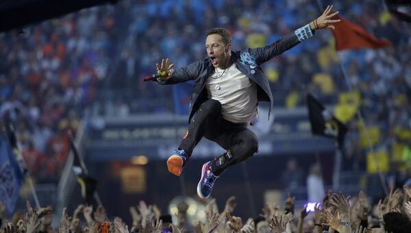 Певец Coldplay Крис Мартин во время выступления на NFL Super Bowl в Санта-Кларе Певец Coldplay Крис Мартин во время выступления на NFL Super Bowl в Санта-Кларе