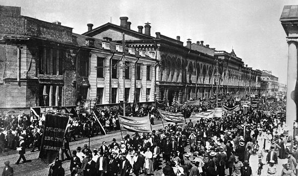 Июльская демонстрация 1917 года в Петрограде под лозунгом Вся власть Советам Июльская демонстрация 1917 года в Петрограде под лозунгом Вся власть Советам