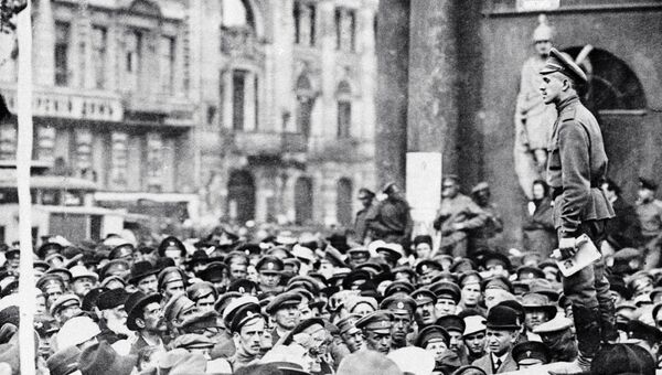 Участники митинга у Аничкова дворца. 1917 год Участники митинга у Аничкова дворца. 1917 год