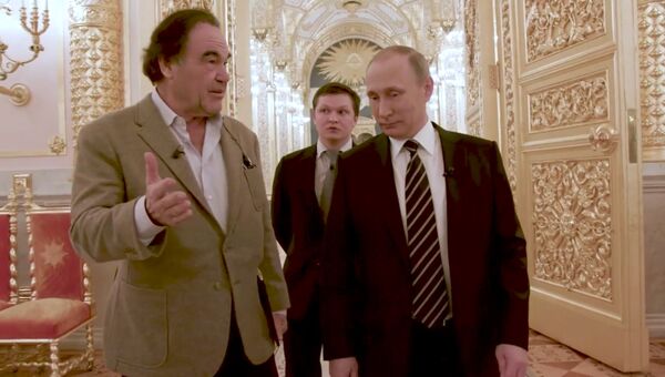 Президент РФ Владимир Путин и американский кинорежиссер Оливер Стоун во время интервью Президент РФ Владимир Путин и американский кинорежиссер Оливер Стоун во время интервью