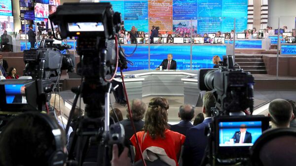 Президент РФ Владимир Путин во время ежегодной Прямой линии. 15 июня 2017 Президент РФ Владимир Путин во время ежегодной Прямой линии. 15 июня 2017