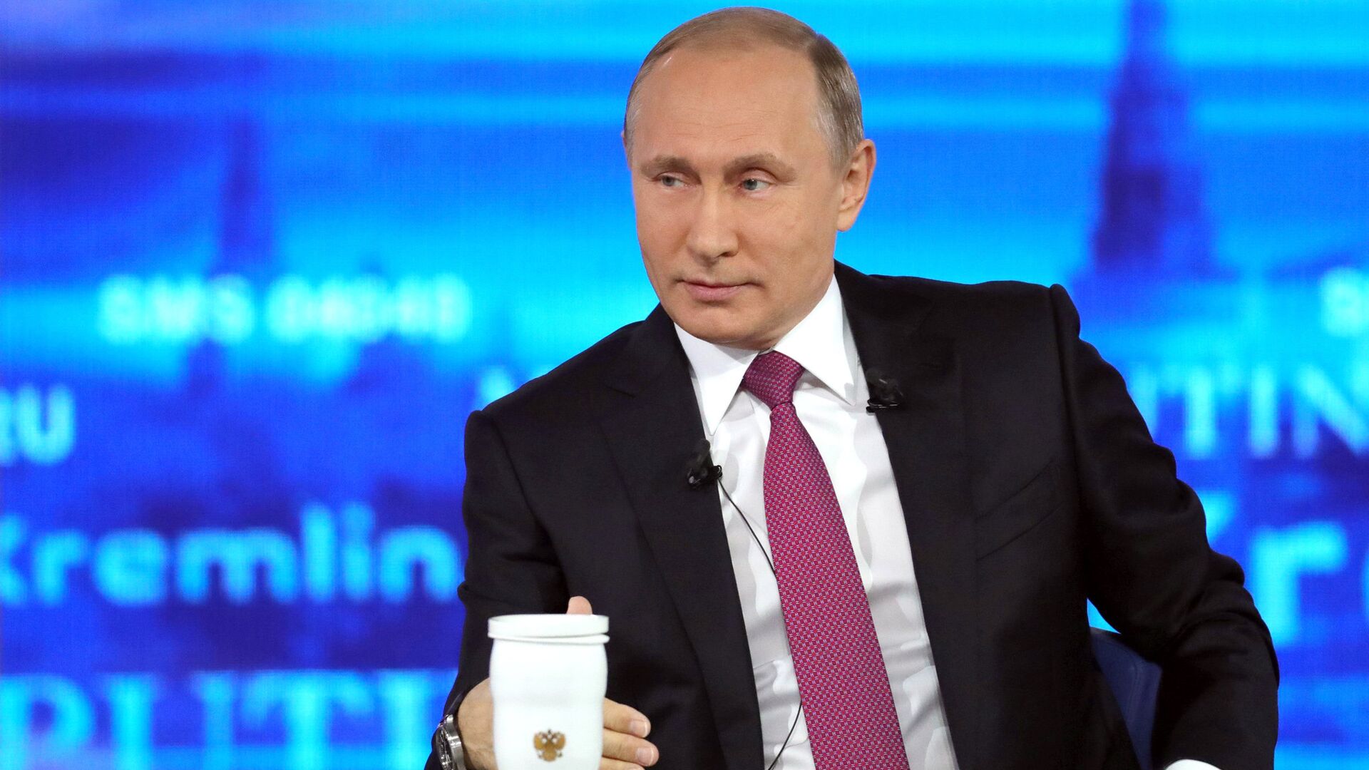 Общение Владимира Путина с россиянами в прямом эфире 