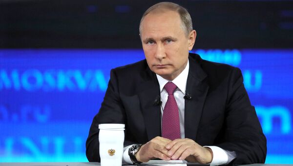 Президент РФ Владимир Путин во время ежегодной Прямой линии. 15 июня 2017 Президент РФ Владимир Путин во время ежегодной Прямой линии. 15 июня 2017