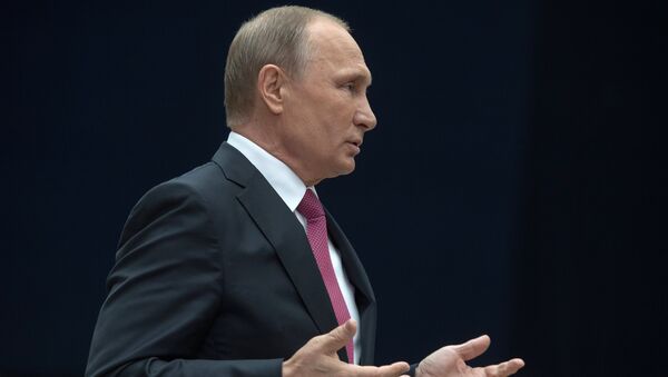 Президент РФ Владимир Путин отвечает на вопросы журналистов после ежегодной Прямой линии в Гостином дворе. 15 июня 2017 Президент РФ Владимир Путин отвечает на вопросы журналистов после ежегодной Прямой линии в Гостином дворе. 15 июня 2017