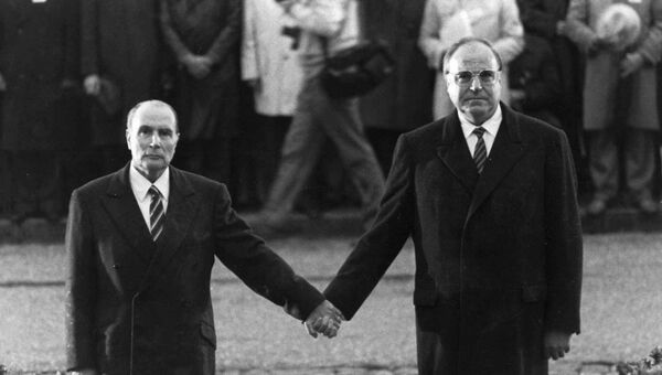 Президент Франции Франсуа Миттеран и канцлер Германии Гельмут Коль. 1984 год Президент Франции Франсуа Миттеран и канцлер Германии Гельмут Коль. 1984 год