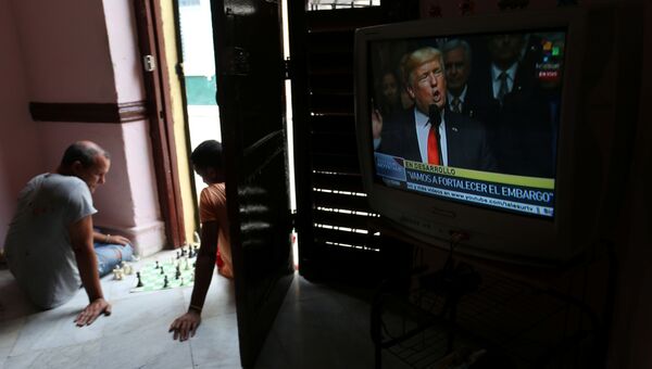 Трансляция выступления президента США Дональда Трампа о политике в отношении Кубы в одном из домов в Гаване. 16 июня 2017 Трансляция выступления президента США Дональда Трампа о политике в отношении Кубы в одном из домов в Гаване. 16 июня 2017