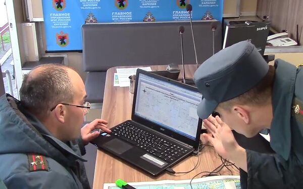 Сотрудники МЧС проводят поисковые работы на Ладожском озере, где перевернулась лодка с подростками. 20 июня 2017 Сотрудники МЧС проводят поисковые работы на Ладожском озере, где перевернулась лодка с подростками. 20 июня 2017