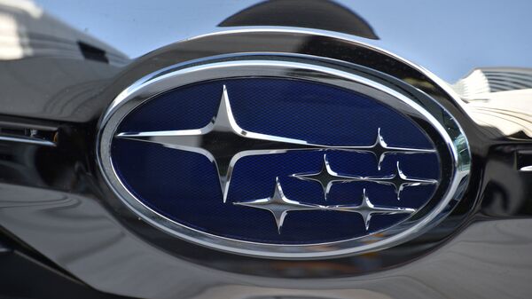 Эмблема Subaru. Архивное фото Эмблема Subaru. Архивное фото