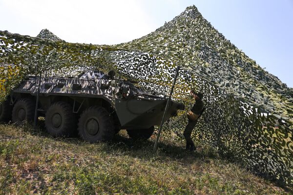 Выполнение норматива по маскированию техники во время всеармейского конкурса зенитчиков Чистое небо на полигоне Ейский в Краснодарском крае Выполнение норматива по маскированию техники во время всеармейского конкурса зенитчиков Чистое небо на полигоне Ейский в Краснодарском крае