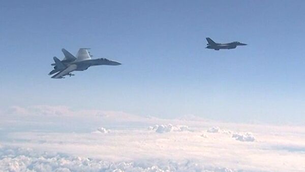 Истребитель НАТО F-16 и российский истребитель Су-27 над водами Балтики Истребитель НАТО F-16 и российский истребитель Су-27 над водами Балтики