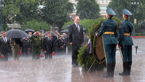 Президент РФ Владимир Путин во время церемонии возложения венков к Могиле Неизвестного Солдата в Александровском саду. 22 июня 2017 Президент РФ Владимир Путин во время церемонии возложения венков к Могиле Неизвестного Солдата в Александровском саду. 22 июня 2017