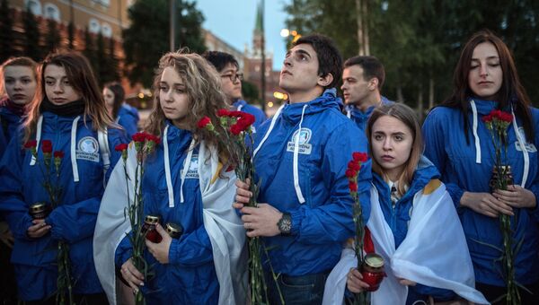 Участники патриотической акции Вахта памяти. Вечный огонь - 2017 перед возложением цветов к Могиле Неизвестного солдата Участники патриотической акции Вахта памяти. Вечный огонь - 2017 перед возложением цветов к Могиле Неизвестного солдата