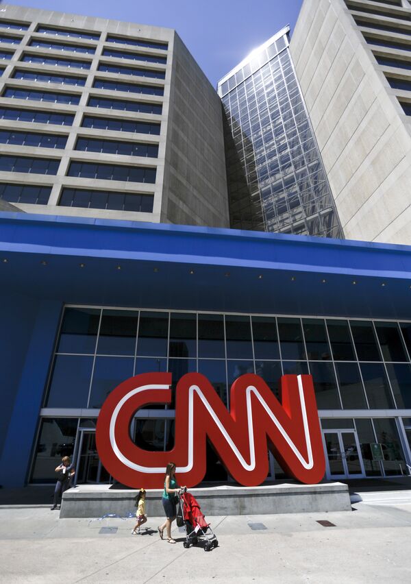 Прохожие у здания штаб-квартиры CNN в Атланте, США Прохожие у здания штаб-квартиры CNN в Атланте, США