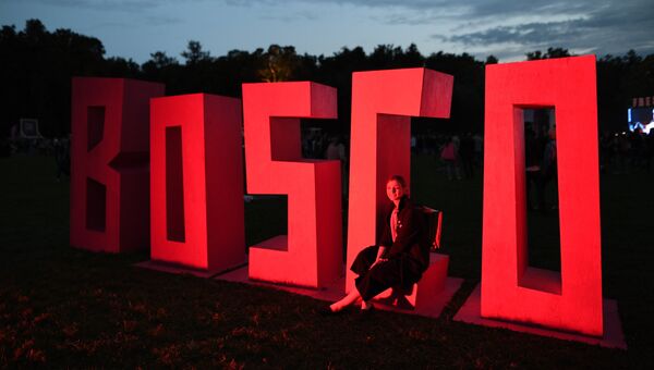 Отдыхающие на музыкальном фестивале Bosco Fresh Fest 2017 в московском музее-заповеднике Царицыно Отдыхающие на музыкальном фестивале Bosco Fresh Fest 2017 в московском музее-заповеднике Царицыно