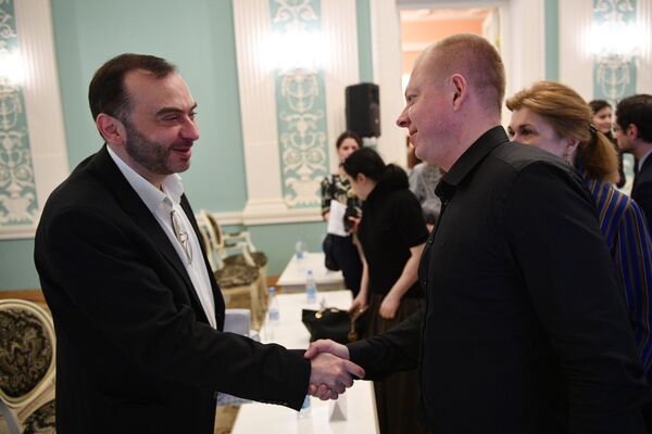 Дмитрий Бертман и Валерий Мельников на открытии фотовыставки Война и… мiръ? в фойе Зимина Московского музыкального театра Геликон-опера Дмитрий Бертман и Валерий Мельников на открытии фотовыставки Война и… мiръ? в фойе Зимина Московского музыкального театра Геликон-опера
