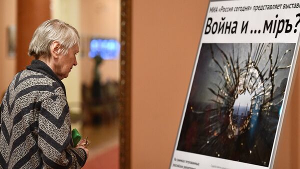 Посетитель на открытии фотовыставки Война и… мiръ? в фойе Зимина Московского музыкального театра Геликон-опера Посетитель на открытии фотовыставки Война и… мiръ? в фойе Зимина Московского музыкального театра Геликон-опера