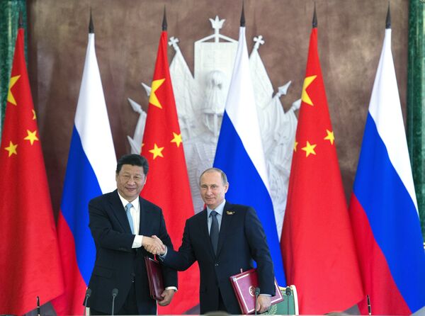 Владимир Путин и Си Цзиньпин на церемонии подписания совместных документов в Кремле. 8 мая 2015 Владимир Путин и Си Цзиньпин на церемонии подписания совместных документов в Кремле. 8 мая 2015