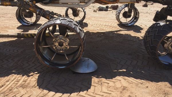 Колеса муляжа марсохода Curiosity на Земле Колеса муляжа марсохода Curiosity на Земле