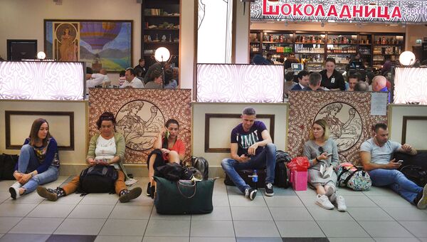Пассажиры в аэропорту Домодедово Пассажиры в аэропорту Домодедово
