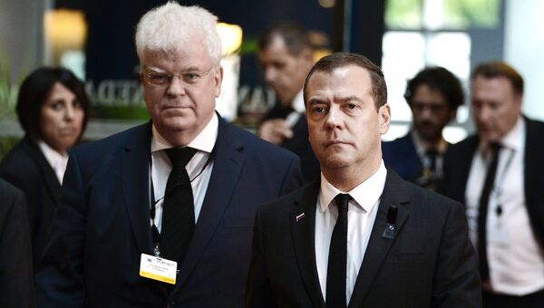 Дмитрий Медведев перед началом церемонии прощания с бывшим федеральным канцлером Федеративной Республики Германия Гельмутом Колем. 1 июля 2017 Дмитрий Медведев перед началом церемонии прощания с бывшим федеральным канцлером Федеративной Республики Германия Гельмутом Колем. 1 июля 2017