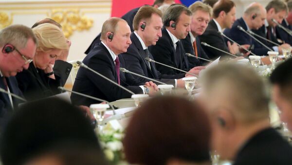 Президент РФ Владимир Путин во время российско-китайских переговоров расширенном составе. 4 июля 2017 Президент РФ Владимир Путин во время российско-китайских переговоров расширенном составе. 4 июля 2017