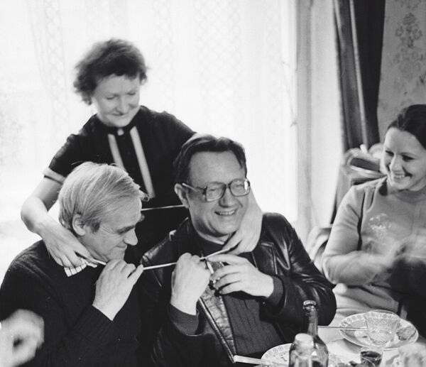 Писатели Даниил Гранин (слева), Алесь Адамович (справа) и одна из героинь книги Евгения Строганова (в центре) Писатели Даниил Гранин (слева), Алесь Адамович (справа) и одна из героинь книги Евгения Строганова (в центре)
