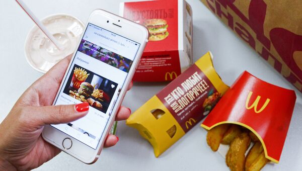 Клиент оформляет заказ в сети ресторанов быстрого питания McDonald’s в Москве через мобильное приложение UberEats Клиент оформляет заказ в сети ресторанов быстрого питания McDonald’s в Москве через мобильное приложение UberEats
