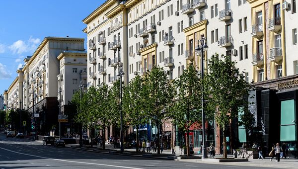 Липовая аллея на Тверской улице. Архивное фото Липовая аллея на Тверской улице. Архивное фото