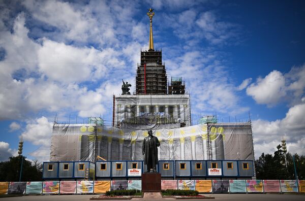 Памятник В. И. Ленину возле павильона №1 Центральный во время проведения работ по реконструкции ВДНХ Памятник В. И. Ленину возле павильона №1 Центральный во время проведения работ по реконструкции ВДНХ