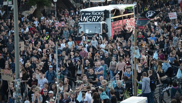 Участники акции протеста в преддверии саммита G20 в Гамбурге Участники акции протеста в преддверии саммита G20 в Гамбурге