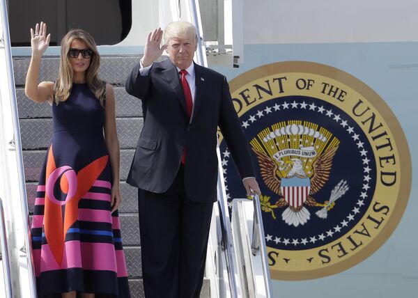 Дональд Трамп и его жена Мелания после прибытия на саммит G-20 в Гамбурге. 6 июля 2017 Дональд Трамп и его жена Мелания после прибытия на саммит G-20 в Гамбурге. 6 июля 2017