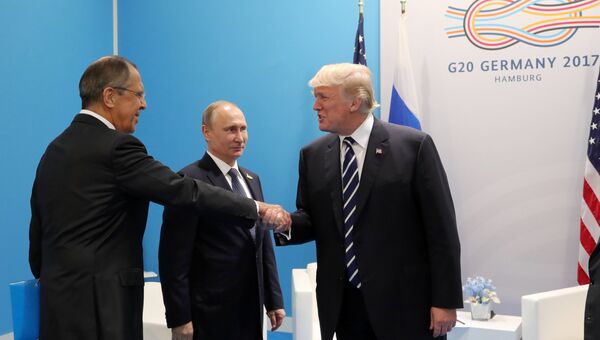 Президент РФ Владимир Путин, министр иностранных дел РФ Сергей Ларов и президент США Дональд Трамп во время беседы на полях саммита лидеров Группы двадцати G20 в Гамбурге. 7 июля 2017 Президент РФ Владимир Путин, министр иностранных дел РФ Сергей Ларов и президент США Дональд Трамп во время беседы на полях саммита лидеров Группы двадцати G20 в Гамбурге. 7 июля 2017