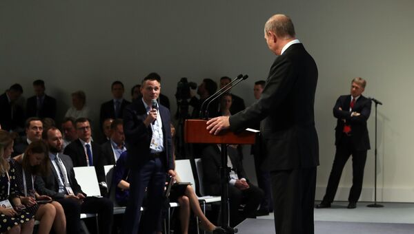 Президент РФ Владимир Путин отвечает на вопросы журналистов во время пресс-конференции по итогам саммита лидеров Группы двадцати G20 в Гамбурге. 8 июля 2017 Президент РФ Владимир Путин отвечает на вопросы журналистов во время пресс-конференции по итогам саммита лидеров Группы двадцати G20 в Гамбурге. 8 июля 2017