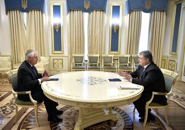 Президент Украины Пётр Порошенко и госсекретарь США Рекс Тиллерсон во время встречи в Киеве. 9 июля 2017 Президент Украины Пётр Порошенко и госсекретарь США Рекс Тиллерсон во время встречи в Киеве. 9 июля 2017