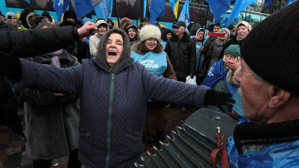 Митинг Партии регионов у здания Верховной Рады в Киеве. Архивное фото Митинг Партии регионов у здания Верховной Рады в Киеве. Архивное фото