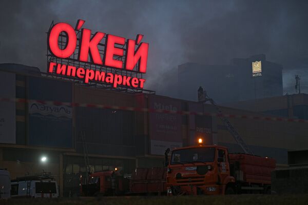 Сотрудники полиции и противопожарной службы во время тушения пожара в здании торгового центра РИО на Дмитровском шоссе в Москве Сотрудники полиции и противопожарной службы во время тушения пожара в здании торгового центра РИО на Дмитровском шоссе в Москве