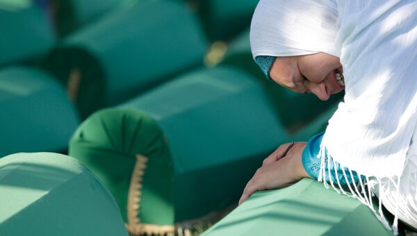Боснийская мусульманка у гроба родственника в годовщину событий в Сребренице. 11 июля 2017 Боснийская мусульманка у гроба родственника в годовщину событий в Сребренице. 11 июля 2017