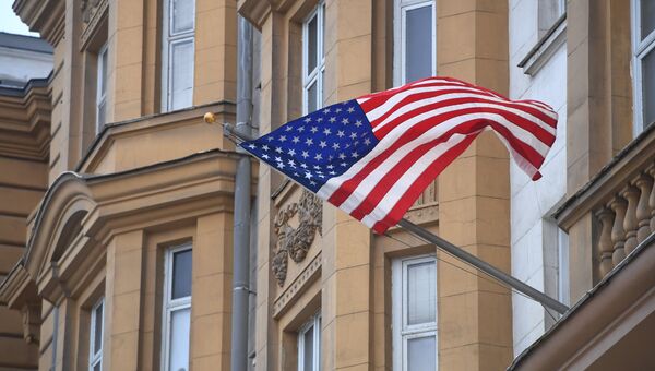 Государственный флаг США на фасаде здания посольства США в Москве. Архивное фото Государственный флаг США на фасаде здания посольства США в Москве. Архивное фото