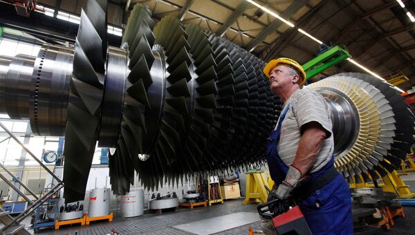 Строительство газовой турбины на заводе Siemens. Архивное фото Строительство газовой турбины на заводе Siemens. Архивное фото